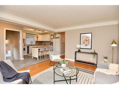 400 East 43Rd Street, Hamilton, ON - Indoor Photo Showing Living Room