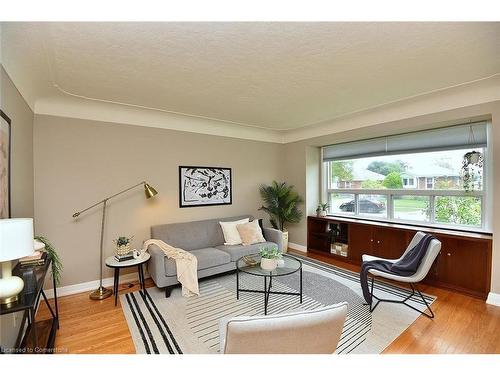 400 East 43Rd Street, Hamilton, ON - Indoor Photo Showing Living Room