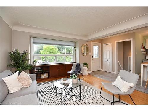 400 East 43Rd Street, Hamilton, ON - Indoor Photo Showing Living Room