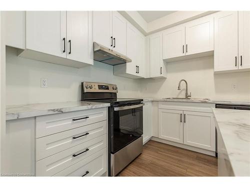 92-100 Beddoe Drive, Hamilton, ON - Indoor Photo Showing Kitchen With Upgraded Kitchen