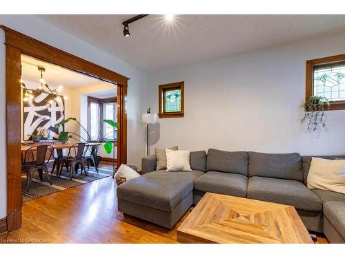 14 Glendale Avenue N, Hamilton, ON - Indoor Photo Showing Living Room