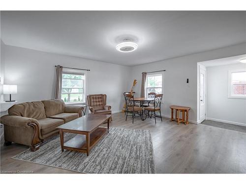 1 Plymouth Avenue, St. Catharines, ON - Indoor Photo Showing Living Room