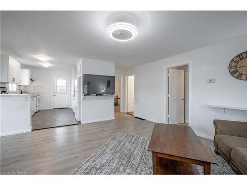 1 Plymouth Avenue, St. Catharines, ON - Indoor Photo Showing Living Room