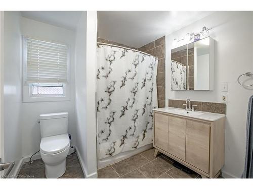 1 Plymouth Avenue, St. Catharines, ON - Indoor Photo Showing Bathroom