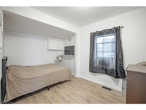 1 Plymouth Avenue, St. Catharines, ON - Indoor Photo Showing Bedroom