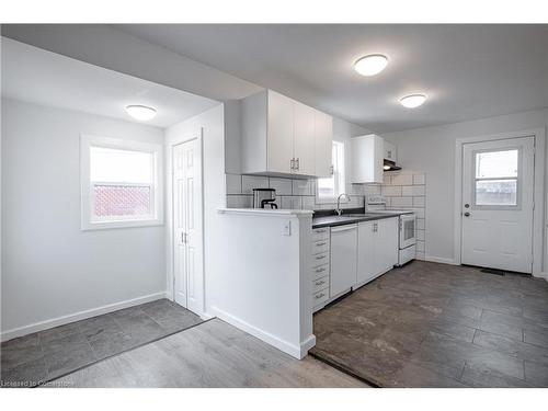 1 Plymouth Avenue, St. Catharines, ON - Indoor Photo Showing Kitchen