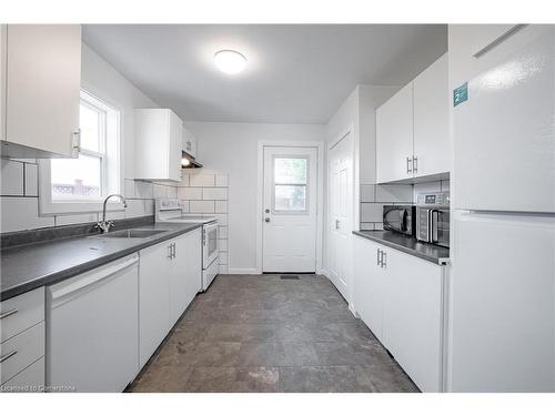 1 Plymouth Avenue, St. Catharines, ON - Indoor Photo Showing Kitchen