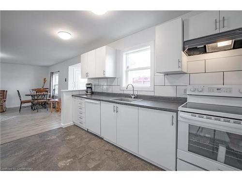 1 Plymouth Avenue, St. Catharines, ON - Indoor Photo Showing Kitchen