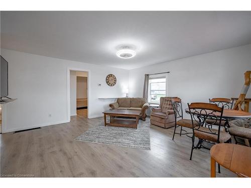 1 Plymouth Avenue, St. Catharines, ON - Indoor Photo Showing Living Room