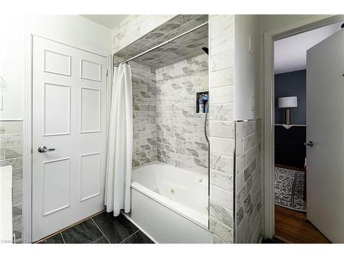 43 Adorn Court, Hamilton, ON - Indoor Photo Showing Bathroom