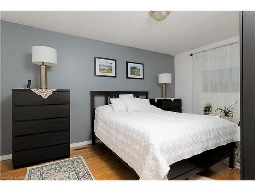 43 Adorn Court, Hamilton, ON - Indoor Photo Showing Bedroom