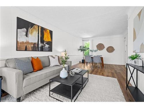 281 Wentworth Street N, Hamilton, ON - Indoor Photo Showing Living Room