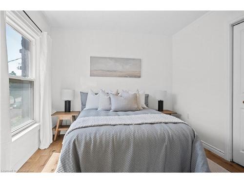 281 Wentworth Street N, Hamilton, ON - Indoor Photo Showing Bedroom