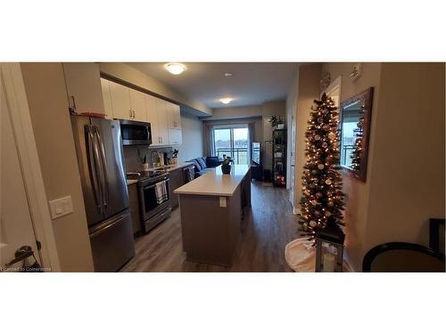 520-128 Grovewood Common, Oakville, ON - Indoor Photo Showing Kitchen