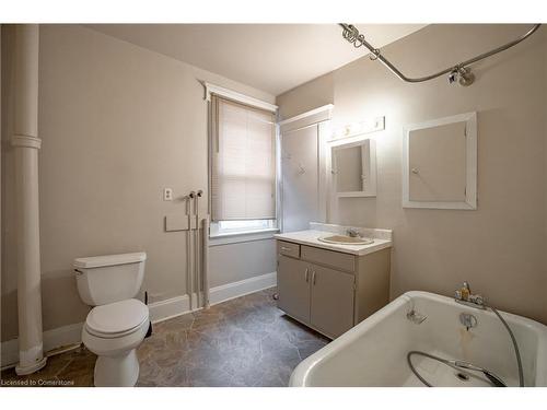 8 Maitland Street, Thorold, ON - Indoor Photo Showing Bathroom