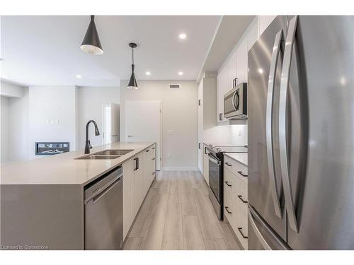 110-123 Lincoln Street, Welland, ON - Indoor Photo Showing Kitchen With Stainless Steel Kitchen With Double Sink With Upgraded Kitchen