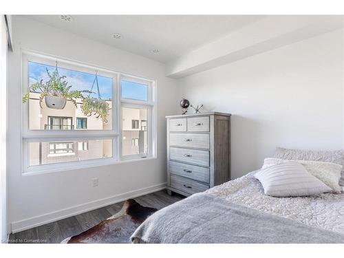 1-1121 Cooke Boulevard, Burlington, ON - Indoor Photo Showing Bedroom