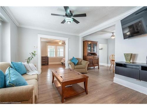 10 Welland Vale Road, St. Catharines, ON - Indoor Photo Showing Living Room