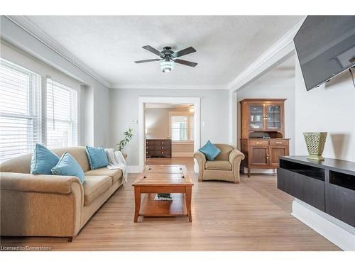 10 Welland Vale Road, St. Catharines, ON - Indoor Photo Showing Living Room