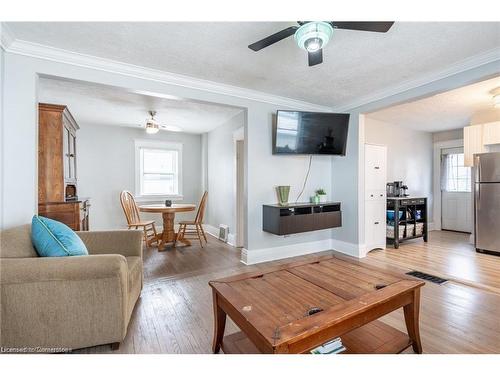 10 Welland Vale Road, St. Catharines, ON - Indoor Photo Showing Living Room