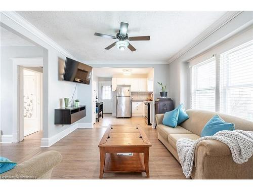 10 Welland Vale Road, St. Catharines, ON - Indoor Photo Showing Living Room