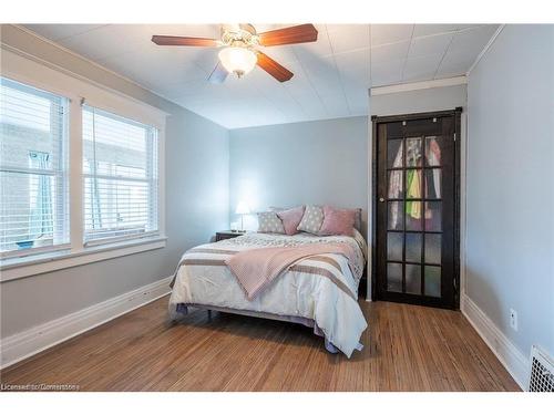 10 Welland Vale Road, St. Catharines, ON - Indoor Photo Showing Bedroom