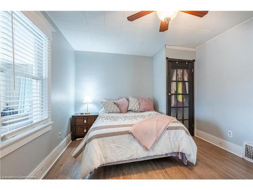 10 Welland Vale Road, St. Catharines, ON - Indoor Photo Showing Bedroom