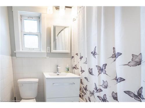 10 Welland Vale Road, St. Catharines, ON - Indoor Photo Showing Bathroom