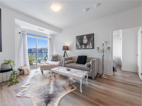 301-600 North Service Road, Stoney Creek, ON - Indoor Photo Showing Living Room