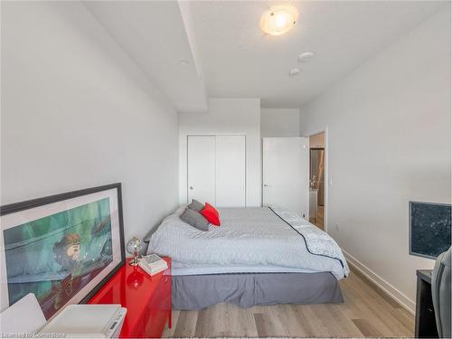 301-600 North Service Road, Stoney Creek, ON - Indoor Photo Showing Bedroom