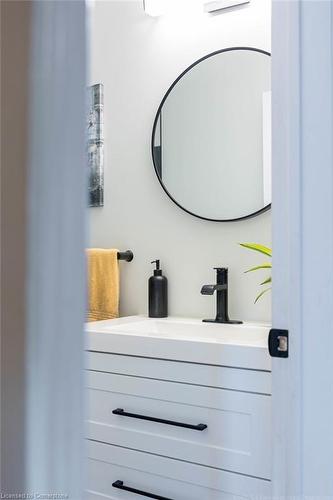 2402 Curtis Road, Burlington, ON - Indoor Photo Showing Bathroom