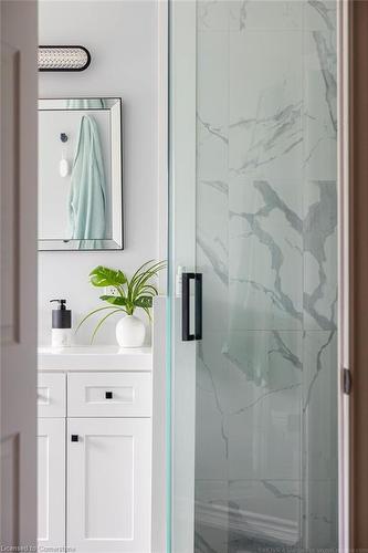 2402 Curtis Road, Burlington, ON - Indoor Photo Showing Bathroom