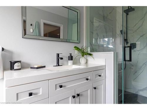 2402 Curtis Road, Burlington, ON - Indoor Photo Showing Bathroom