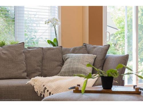 2402 Curtis Road, Burlington, ON - Indoor Photo Showing Living Room