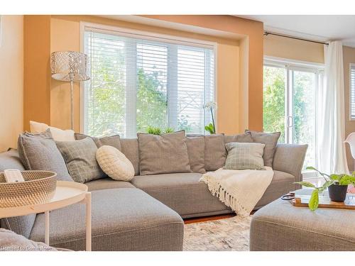 2402 Curtis Road, Burlington, ON - Indoor Photo Showing Living Room