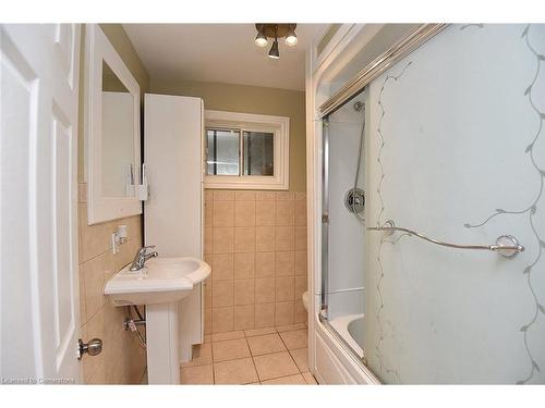 189 East Avenue N, Hamilton, ON - Indoor Photo Showing Bathroom