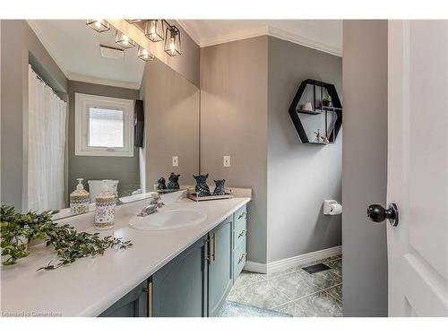 96 Laurendale Avenue, Waterdown, ON - Indoor Photo Showing Bathroom