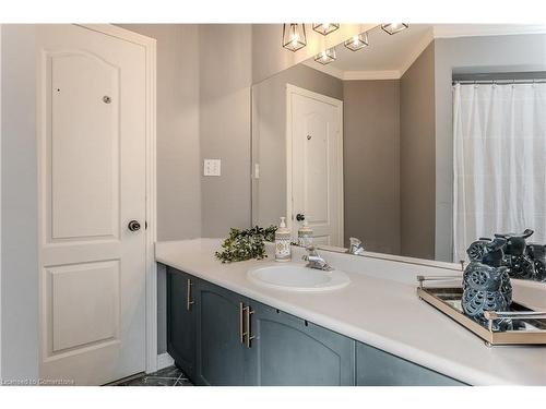 96 Laurendale Avenue, Waterdown, ON - Indoor Photo Showing Bathroom