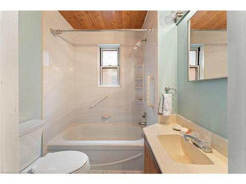 46 Graham Avenue S, Hamilton, ON - Indoor Photo Showing Bathroom