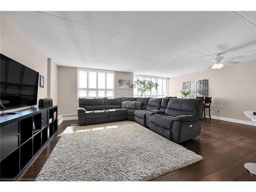 605-99 Donn Avenue, Stoney Creek, ON - Indoor Photo Showing Living Room