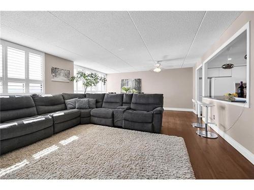 605-99 Donn Avenue, Stoney Creek, ON - Indoor Photo Showing Living Room