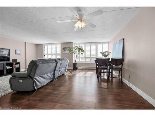 605-99 Donn Avenue, Stoney Creek, ON - Indoor Photo Showing Living Room