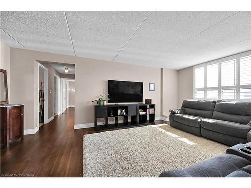 605-99 Donn Avenue, Stoney Creek, ON - Indoor Photo Showing Living Room