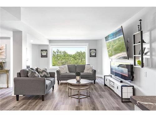 258 Shoreview Drive, Welland, ON - Indoor Photo Showing Living Room