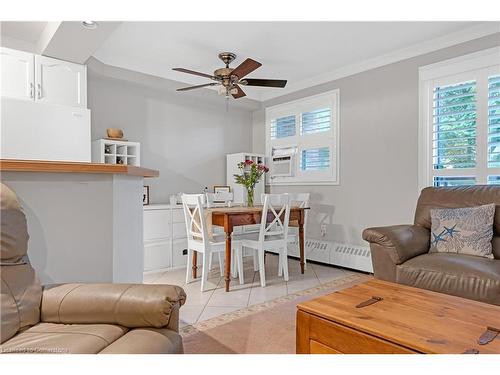 202-644 Grey Street, Brantford, ON - Indoor Photo Showing Living Room