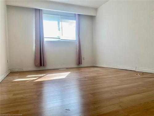 19 Huntsville Street, Hamilton, ON - Indoor Photo Showing Living Room