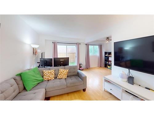 St-19 Huntsville Street, Hamilton, ON - Indoor Photo Showing Living Room