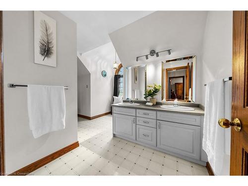 1040 Caistor Centre Road, West Lincoln, ON - Indoor Photo Showing Bathroom