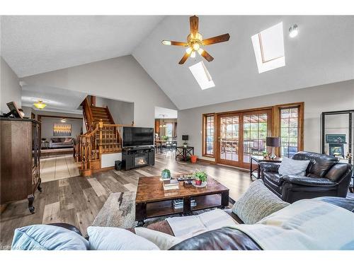 1040 Caistor Centre Road, West Lincoln, ON - Indoor Photo Showing Living Room