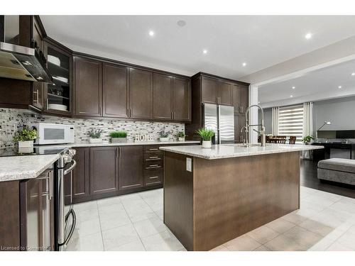 22 Selsdon Street, Brampton, ON - Indoor Photo Showing Kitchen With Upgraded Kitchen